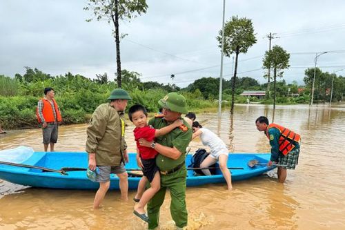 Công an Lào Cai kiên quyết vận động di dời, giúp 452 người dân thoát chết trong gang tấc