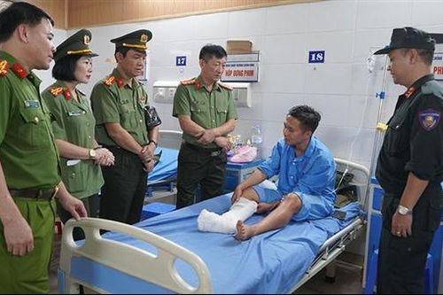 Thăm hỏi, động viên cán bộ bị thương khi giúp đỡ nhân dân trong lũ lụt