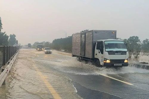 Cao tốc Hà Nội-Thái Nguyên còn ngập hướng về Thủ đô