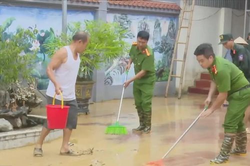 Công an xã Trung Giã giúp dân ổn định cuộc sống sau lũ