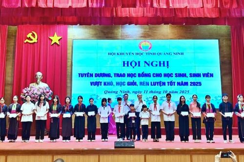 Hội Khuyến học Quảng Ninh tuyên dương, trao học bổng cho học sinh, sinh viên vượt khó