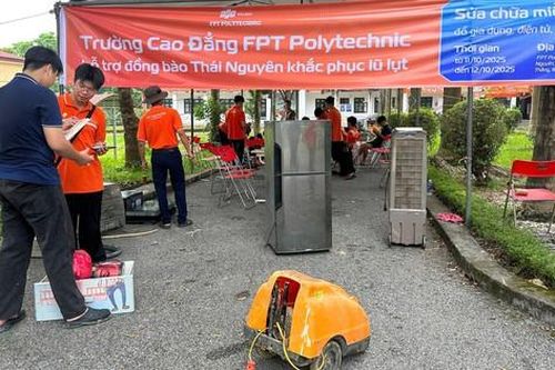 Thầy trò Trường Cao đẳng FPT Polytechnic sửa chữa miễn phí đồ điện tử giúp người dân vùng lũ Thái Nguyên