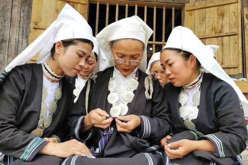 Giữ gìn hồn sắc Dao Tiền qua từng đường kim, mũi chỉ