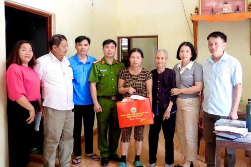 Phường Nùng Trí Cao tặng quà các gia đình bị thiệt hại do thiên tai