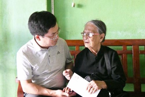 Các cơ quan, đơn vị thăm, tặng quà người dân, hội viên bị ảnh hưởng sau bão lũ