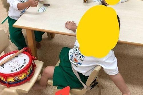 Cô giáo gửi ảnh con ở trường quốc tế, mẹ nhìn kĩ phát hiện điều đáng sợ, lập tức kiện lên tận hiệu trưởng
