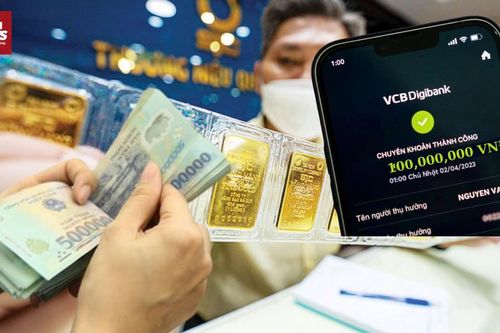Hết thời xếp hàng cọc tiền dày cộp, người dân mua vàng chỉ bằng một cú chạm