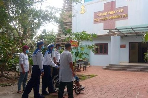 Đảo Trường Sa cấp cứu kịp thời ngư dân bị sốt cao, viêm phổi