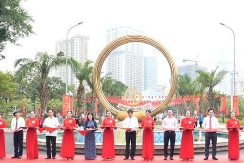 Cầu Giấy gắn biển công trình Công viên Cầu Giấy mừng 71 năm Giải phóng Thủ đô