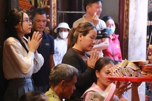 Lễ hội đền Trần ở Ninh Bình thu hút người dân đến dâng lễ cầu may