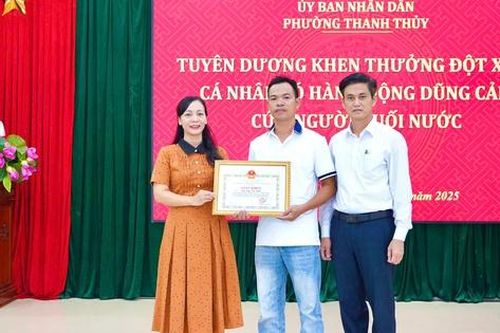 Dũng cảm lao xuống sông cứu người đàn ông đuối nước