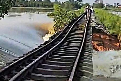 Nước lũ cuốn trôi nền đường sắt Hà Nội - Thái Nguyên, đơn vị quản lý lên tiếng