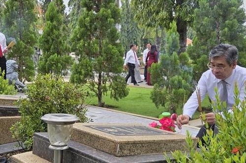 Lãnh đạo Thành ủy TPHCM và đại biểu dự Đại hội Đảng bộ Thành phố lần thứ I về nguồn và tri ân liệt sĩ