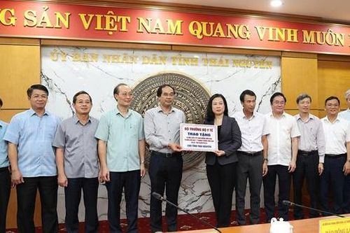 Bộ trưởng Đào Hồng Lan thăm, trao quà hỗ trợ ngành y tế Thái Nguyên khắc phục hậu quả mưa lũ