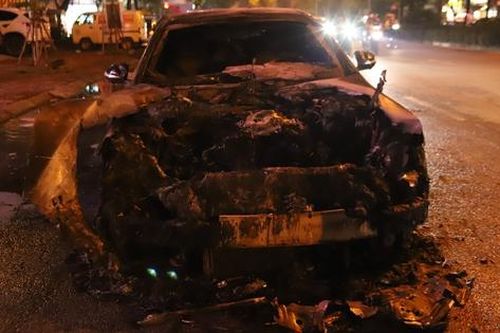 Xe Mercedes cháy rụi trên phố Nguyễn Hoàng, Hà Nội