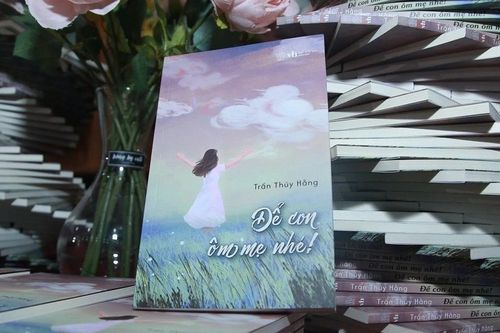 Đọc sách Để Con Ôm Mẹ Nhé: Không bao giờ là muộn để nói lời yêu thương với mẹ