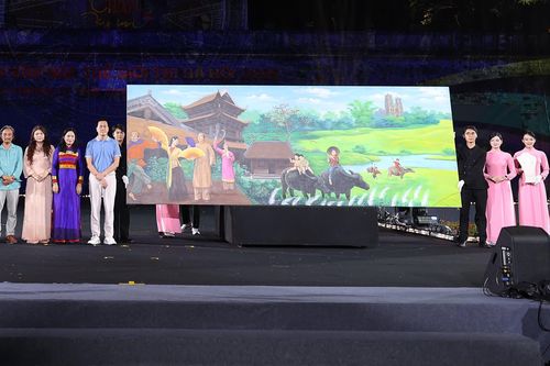 Đấu giá thành công 2,5 tỷ đồng ủng hộ đồng bào vùng lũ tại show diễn 'Bước chân Di sản'