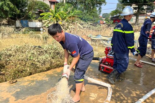 Cảnh sát phòng cháy, chữa cháy và cứu nạn, cứu hộ Thủ đô vào tận nhà giúp người dân xã Trung Giã dọn bùn sau lũ