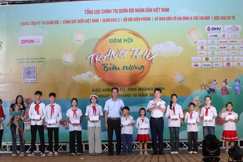 Chương trình thiện nguyện 'Trăng thu biên cương' trao tặng học bổng và quà tặng trị giá gần 3 tỷ đồng cho các em nhỏ
