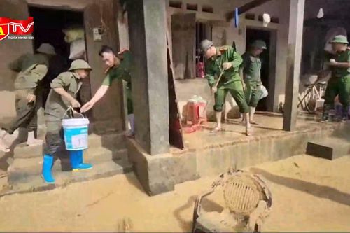 Ấm tình quân dân sau lũ ở Tam Giang, Bắc Ninh