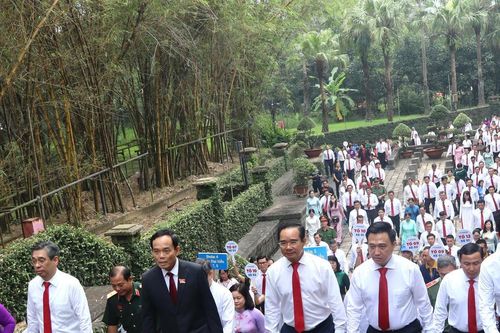 TPHCM: Bí thư Trần Lưu Quang dâng hương tại Đền tưởng niệm các Vua Hùng