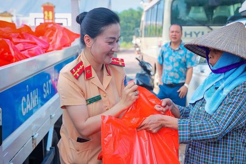 Cảnh sát giao thông trao quà, hỗ trợ dọn dẹp nhà cửa cho người dân vùng ngập ngoại thành Hà Nội