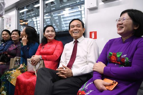Bí thư Trần Lưu Quang cùng đoàn đại biểu TP.HCM tham quan metro số 1