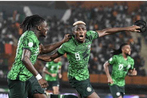 Máy bay chở đội tuyển Nigeria hạ cánh khẩn cấp giữa trời Angola