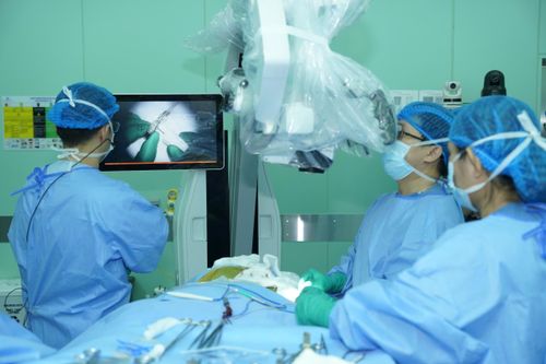 Bác sĩ TP.HCM lần đầu làm kỹ thuật mới, cứu thanh niên 17 tuổi