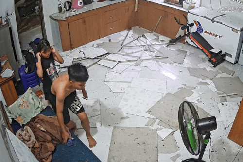 Hai anh em thót tim khi mảng trần nhà đổ sập