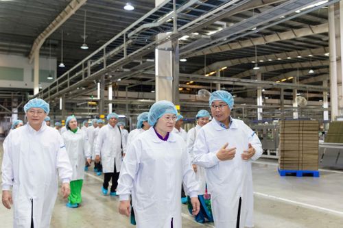 Đoàn đại biểu TP.HCM thăm 'siêu nhà máy' sữa lớn nhất Việt Nam