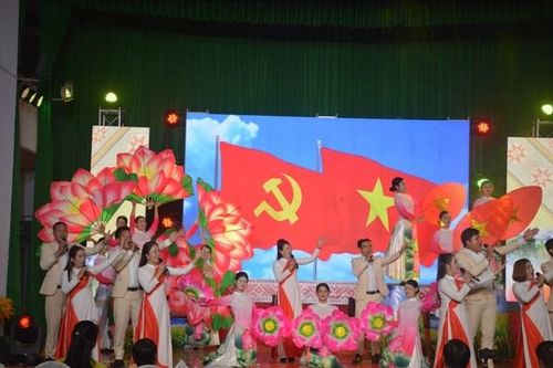 Rực rỡ sắc màu Tuyên truyền lưu động nơi phố núi Gia Lai