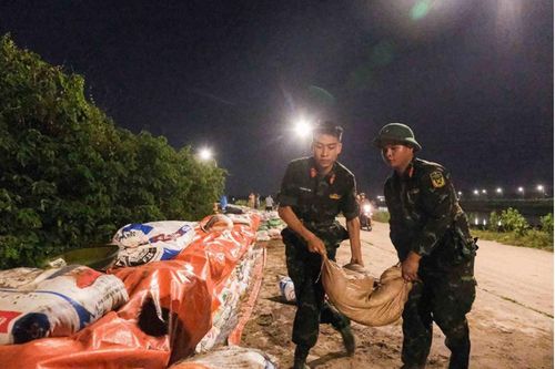 Quân, dân một lòng: Lực lượng ứng cứu sát cánh cùng người dân vượt lũ