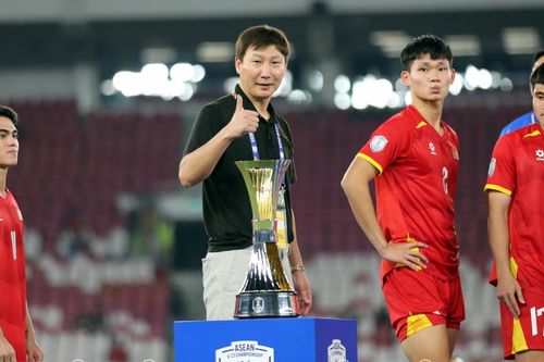 Tin nóng bóng đá Việt Nam hôm nay 12/10: HLV Kim Sang Sik được đề xuất nhận bằng khen của Thủ tướng; HLV Polking vui khi Văn Hậu trở lại sân cỏ