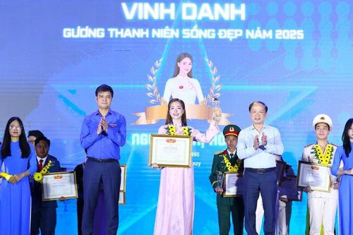 Ca sĩ Hòa Minzy nhận danh hiệu 'Thanh niên sống đẹp' năm 2025