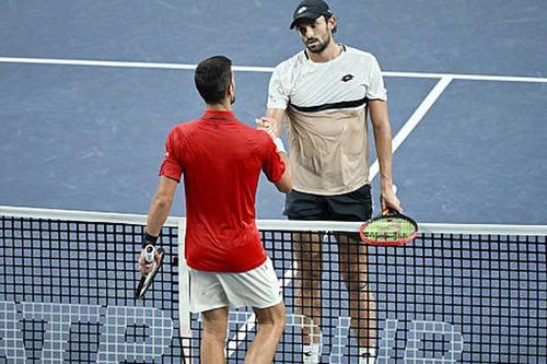 Tay vợt nằm ngoài top 200 thế giới vừa thắng sốc Djokovic là ai?