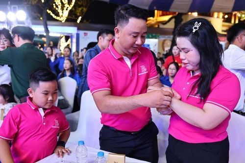 Vinh danh 10 'Gia đình trẻ hạnh phúc' năm 2025
