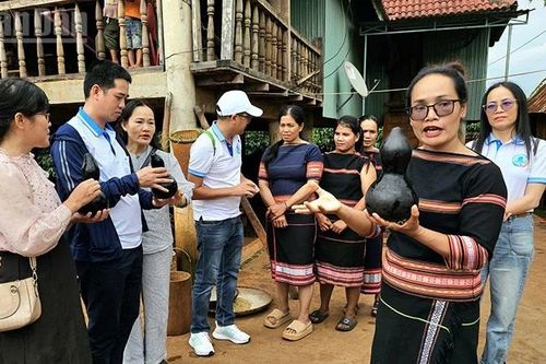 Người phụ nữ Jrai thắp lửa du lịch cộng đồng từ bản sắc văn hóa