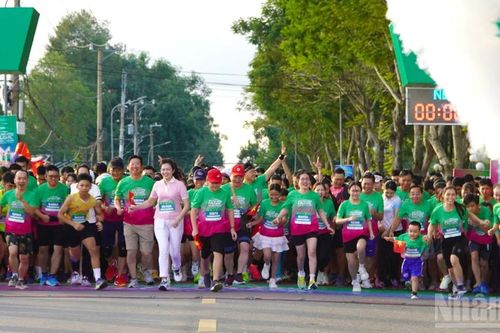 Đồng Tháp: 12.000 runner hào hứng xuất phát tại giải Marathon Đất sen hồng
