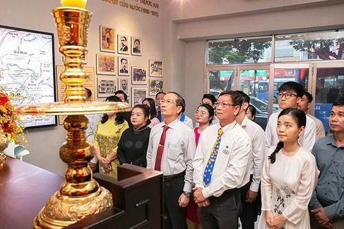 Doanh nhân dâng hoa tưởng nhớ Chủ tịch Hồ Chí Minh