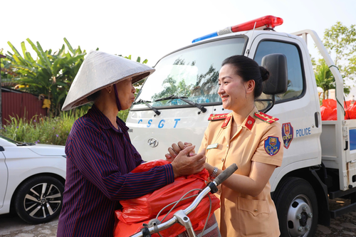 Cảnh sát giao thông Thủ đô xung kích hỗ trợ người dân vùng ngập, sớm ổn định cuộc sống