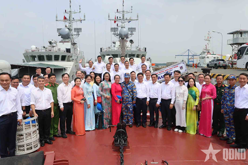 Đoàn đại biểu Đại hội Đảng bộ TP Hồ Chí Minh thăm, làm việc tại Vùng 2 Hải quân
