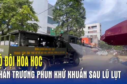 Bộ đội Hóa học khẩn trương phun khử khuẩn sau lũ lụt