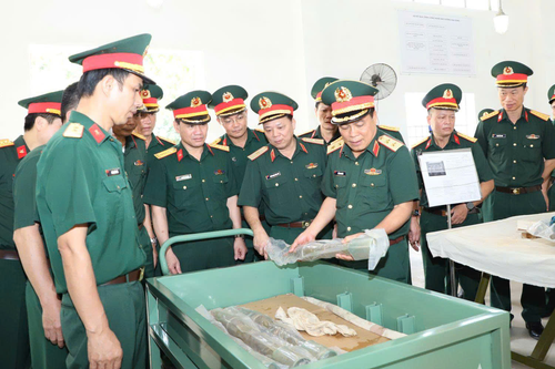 Trung tướng Trần Minh Đức kiểm tra, chỉ đạo khắc phục hậu quả cơn bão số 11 tại Kho KV1