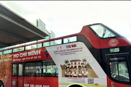 Xe buýt 2 tầng ở TPHCM hưởng ứng chương trình 'Mặt trời không biên giới'