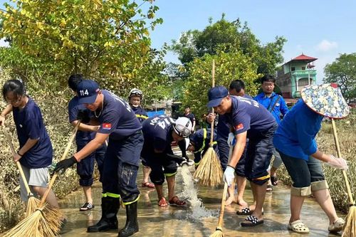 Công an, quân đội dọn dẹp, đẩy bùn đất giúp dân ổn định lại cuộc sống