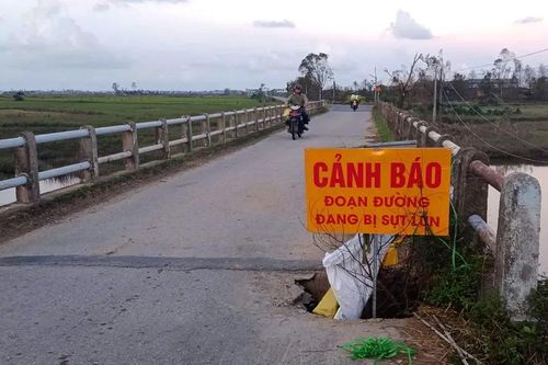 Xuất hiện 'hố tử thần' trên mặt đường đầu cầu Nậy ở Hà Tĩnh