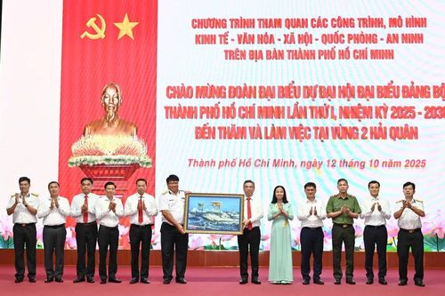 Đại biểu dự Đại hội đại biểu Đảng bộ TPHCM lần thứ I thăm Bộ Tư lệnh Vùng 2 Hải quân