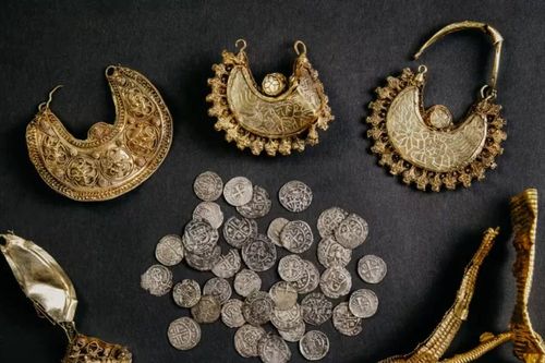Tận mục kho báu vàng Trung cổ độc nhất nghìn năm tuổi