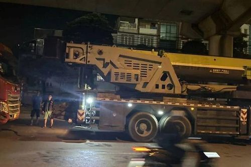 Xử phạt tài xế làm rơi nhà lắp ghép xuống đường ở Hà Nội